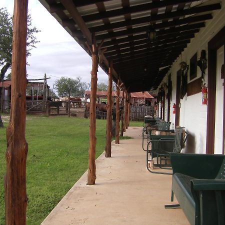Twin Elm Guest Ranch And 2E Rv Resort Bandera Bagian luar foto