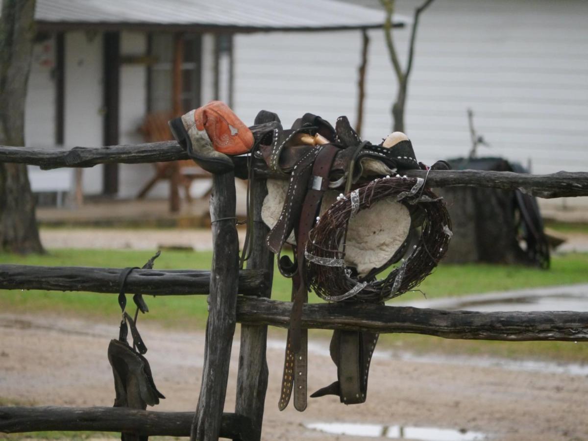Twin Elm Guest Ranch And 2E Rv Resort Bandera Bagian luar foto
