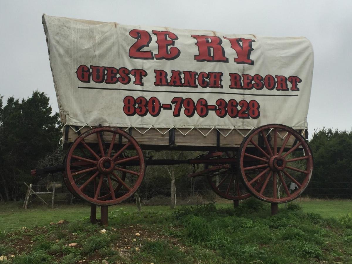 Twin Elm Guest Ranch And 2E Rv Resort Bandera Bagian luar foto