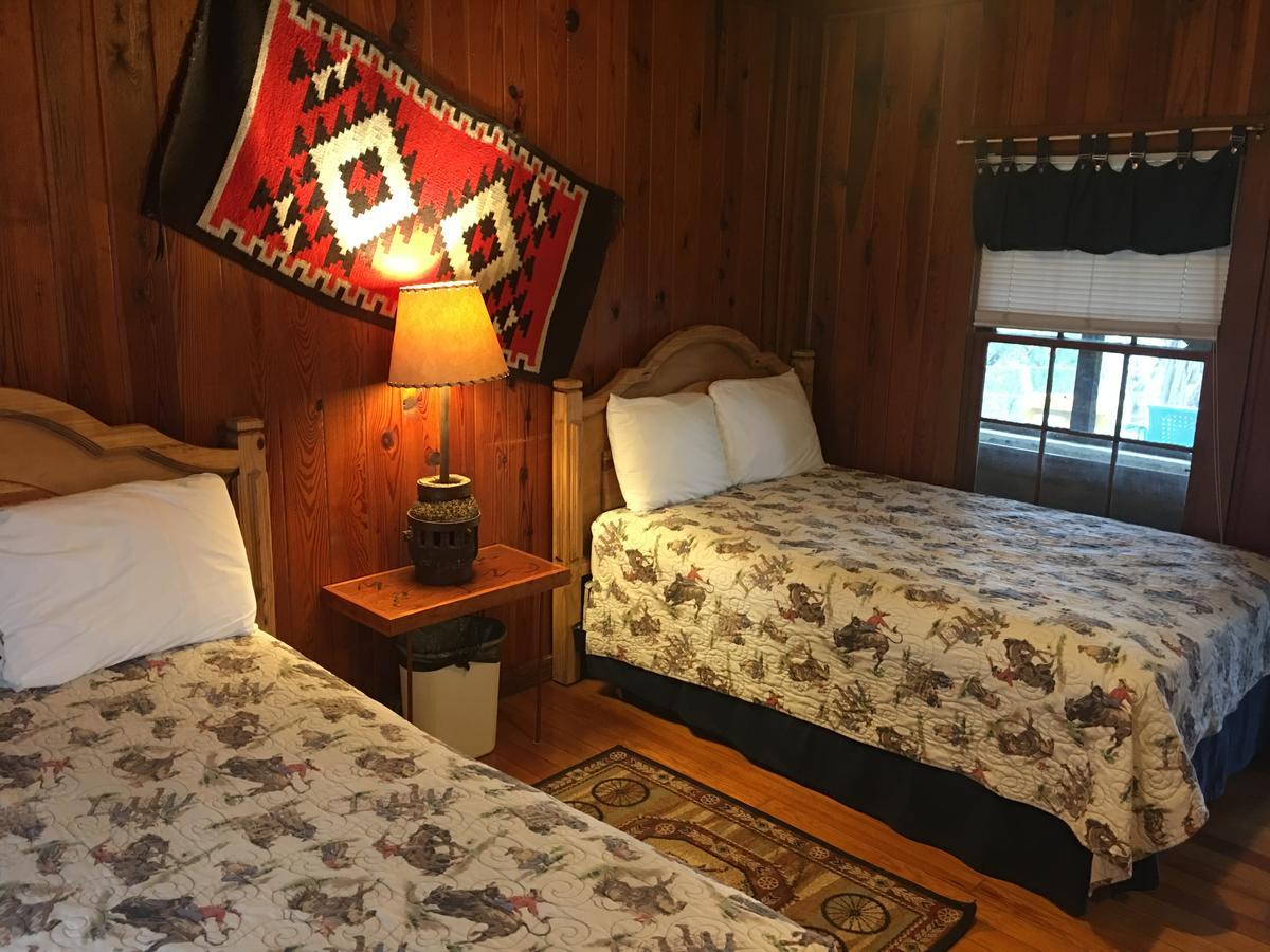 Twin Elm Guest Ranch And 2E Rv Resort Bandera Bagian luar foto