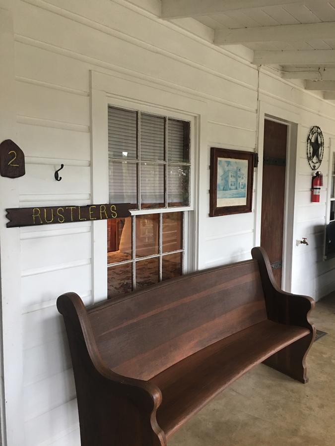 Twin Elm Guest Ranch And 2E Rv Resort Bandera Bagian luar foto