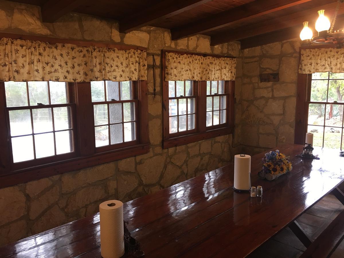 Twin Elm Guest Ranch And 2E Rv Resort Bandera Bagian luar foto