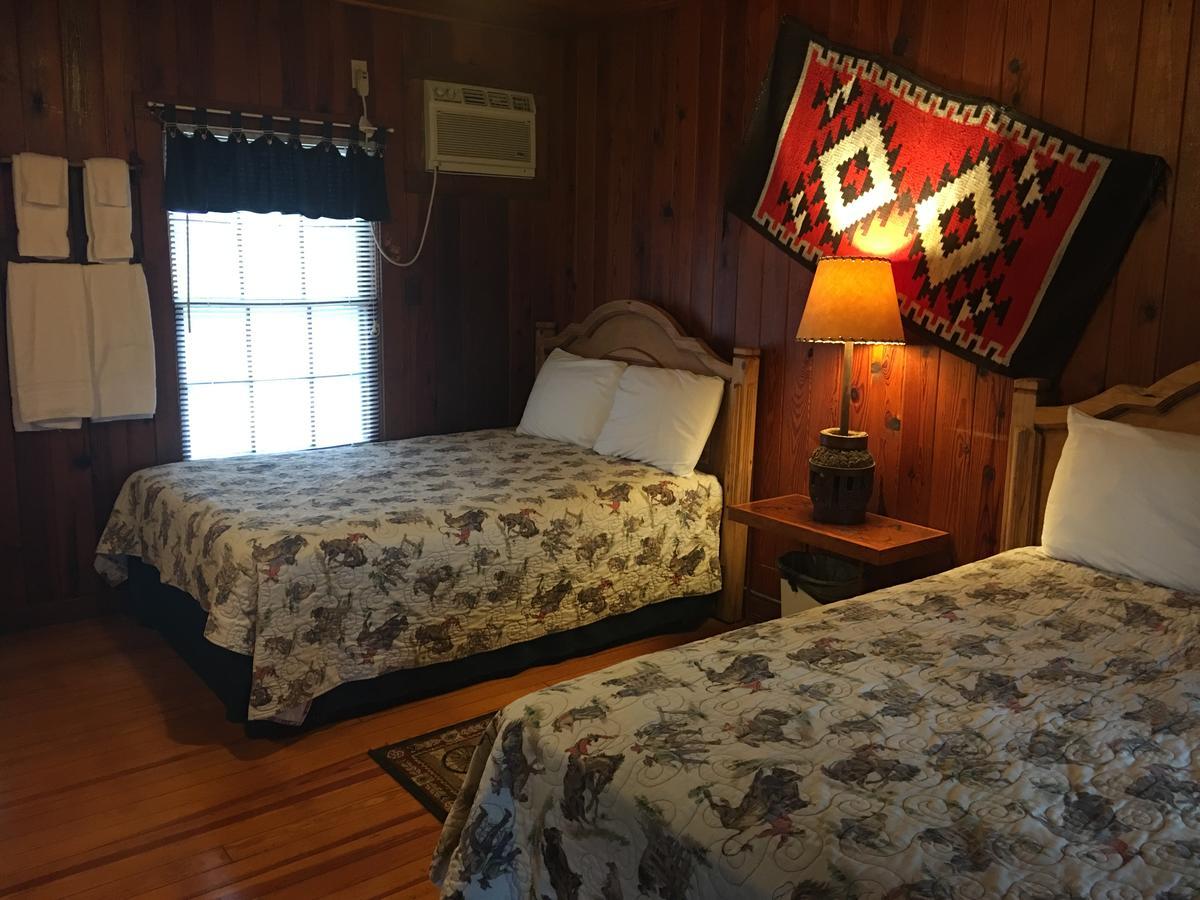 Twin Elm Guest Ranch And 2E Rv Resort Bandera Bagian luar foto