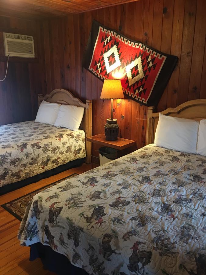 Twin Elm Guest Ranch And 2E Rv Resort Bandera Bagian luar foto