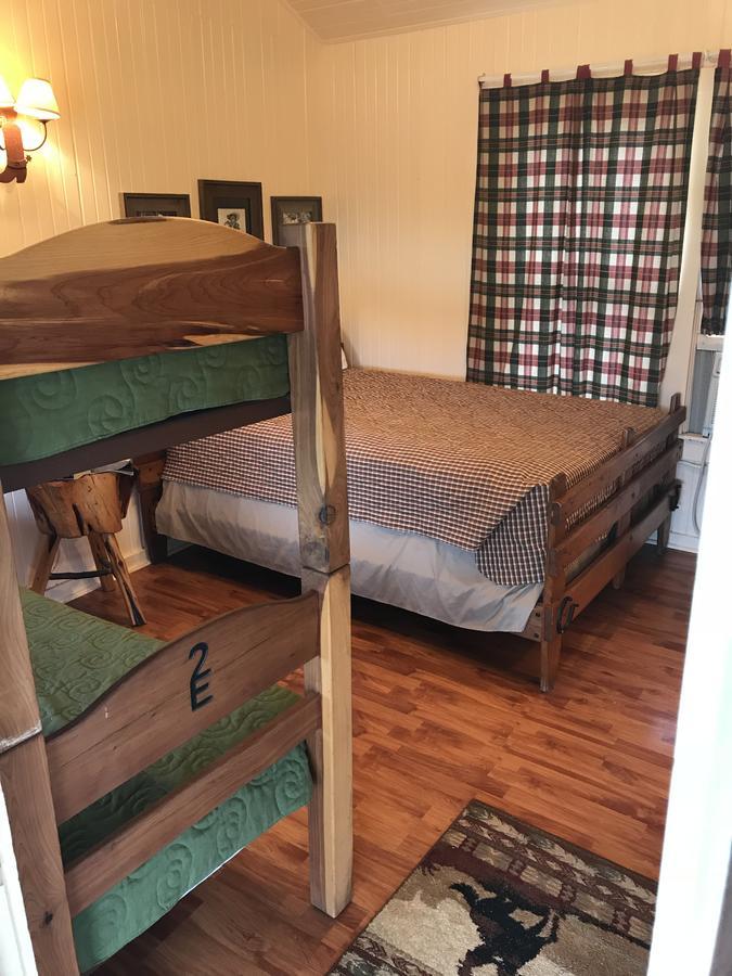 Twin Elm Guest Ranch And 2E Rv Resort Bandera Bagian luar foto