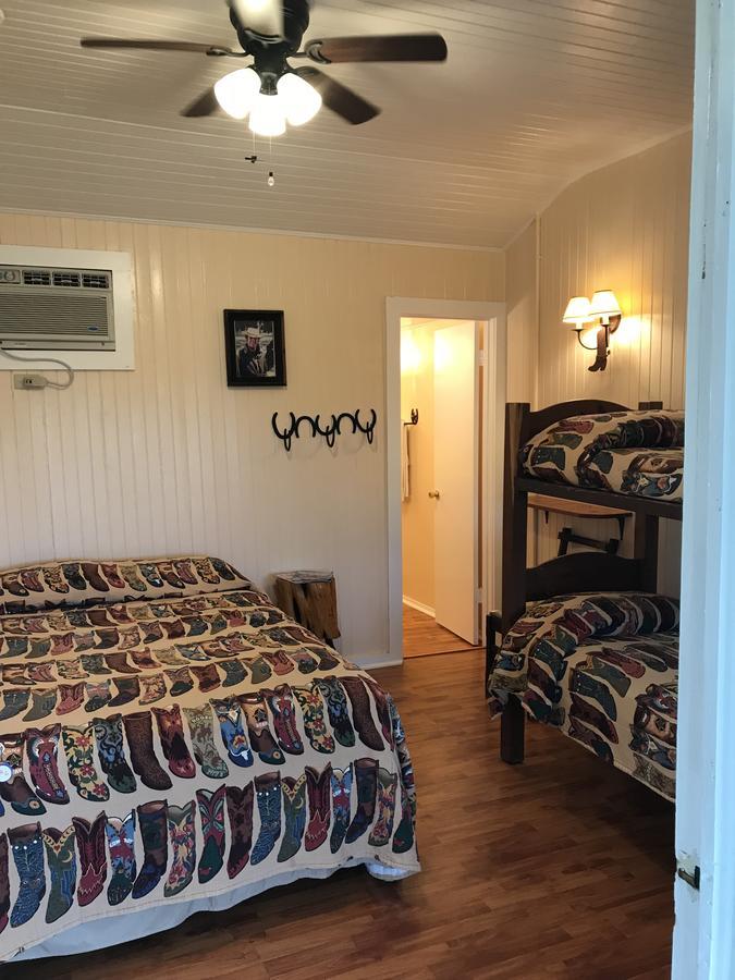 Twin Elm Guest Ranch And 2E Rv Resort Bandera Bagian luar foto