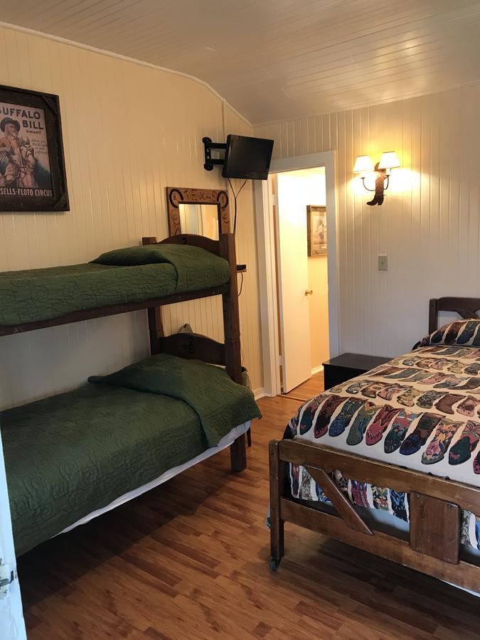 Twin Elm Guest Ranch And 2E Rv Resort Bandera Bagian luar foto