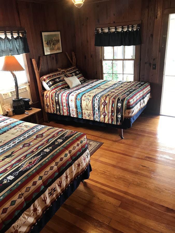 Twin Elm Guest Ranch And 2E Rv Resort Bandera Bagian luar foto