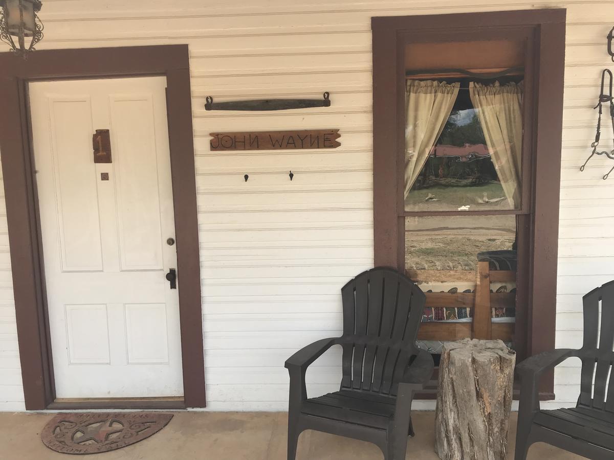 Twin Elm Guest Ranch And 2E Rv Resort Bandera Bagian luar foto