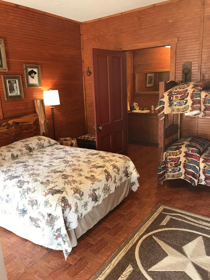 Twin Elm Guest Ranch And 2E Rv Resort Bandera Bagian luar foto