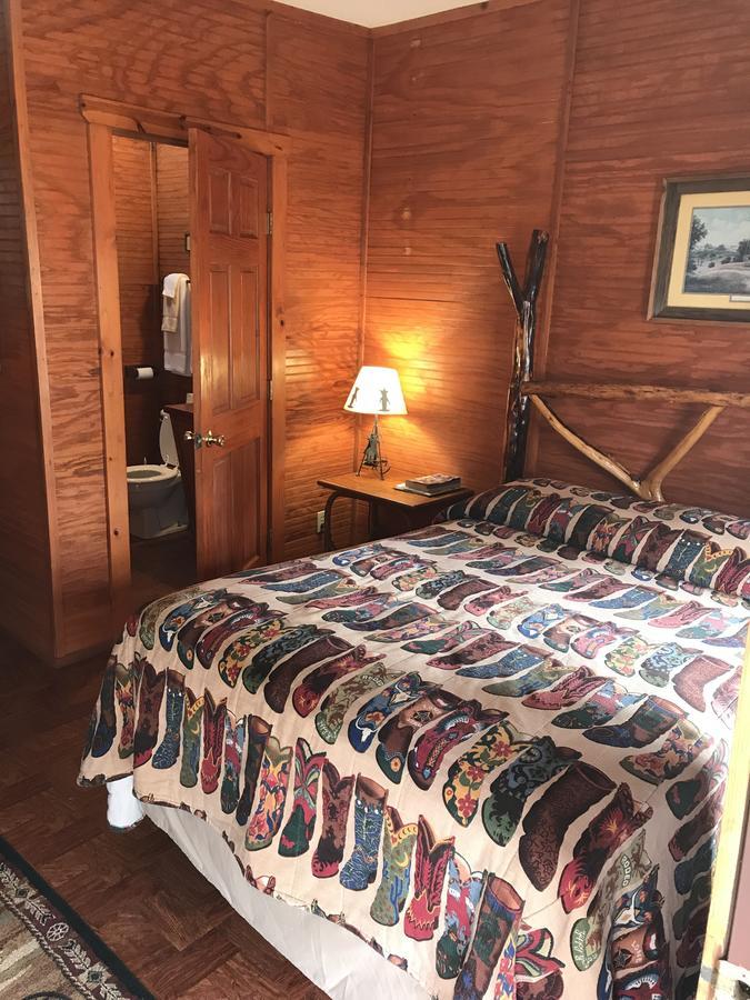Twin Elm Guest Ranch And 2E Rv Resort Bandera Bagian luar foto
