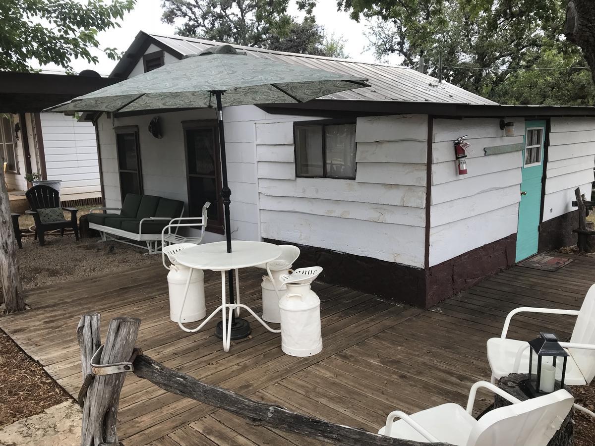 Twin Elm Guest Ranch And 2E Rv Resort Bandera Bagian luar foto