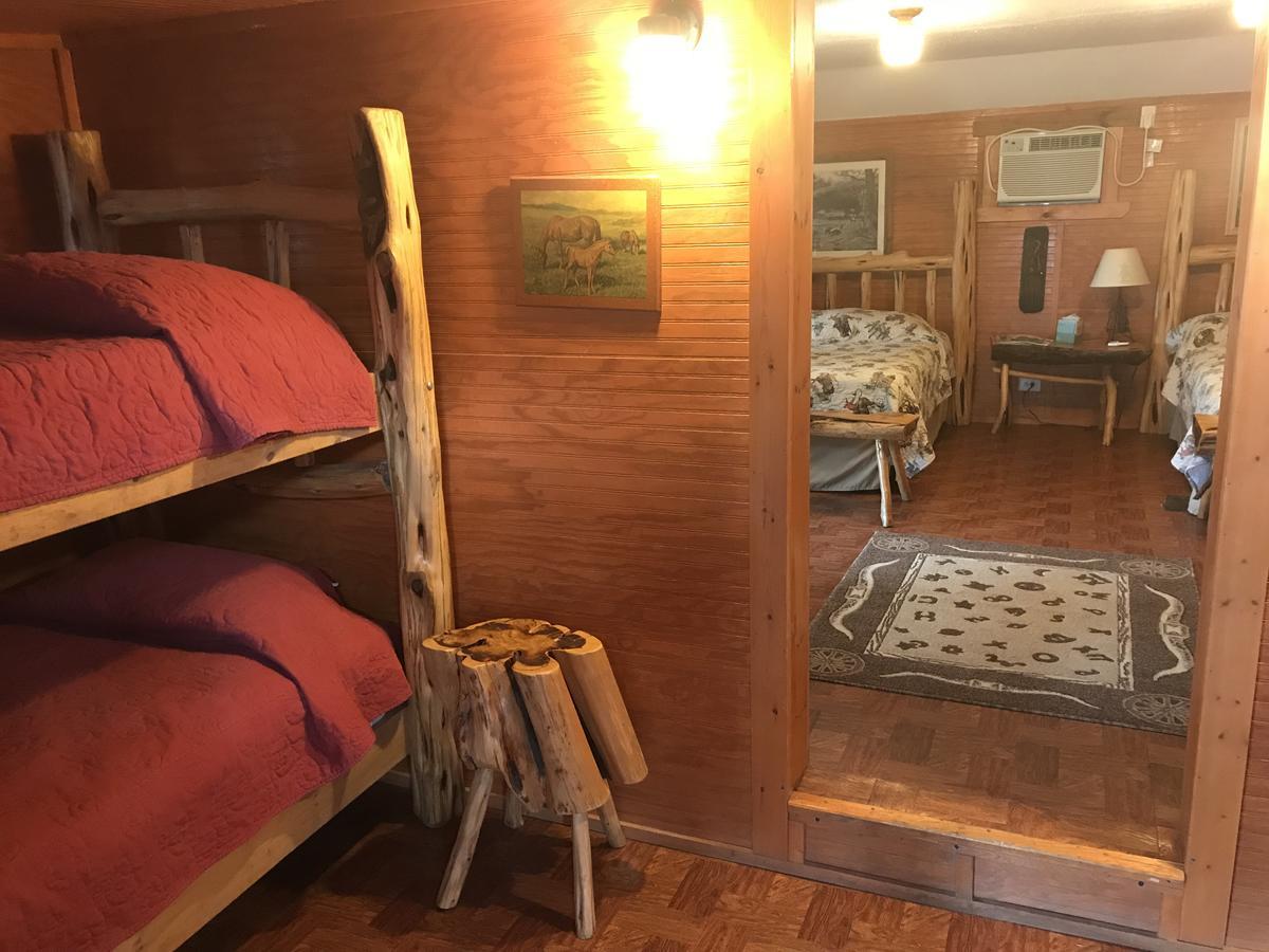 Twin Elm Guest Ranch And 2E Rv Resort Bandera Bagian luar foto