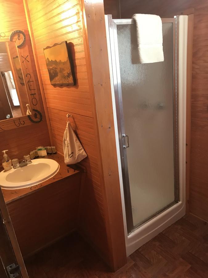 Twin Elm Guest Ranch And 2E Rv Resort Bandera Bagian luar foto