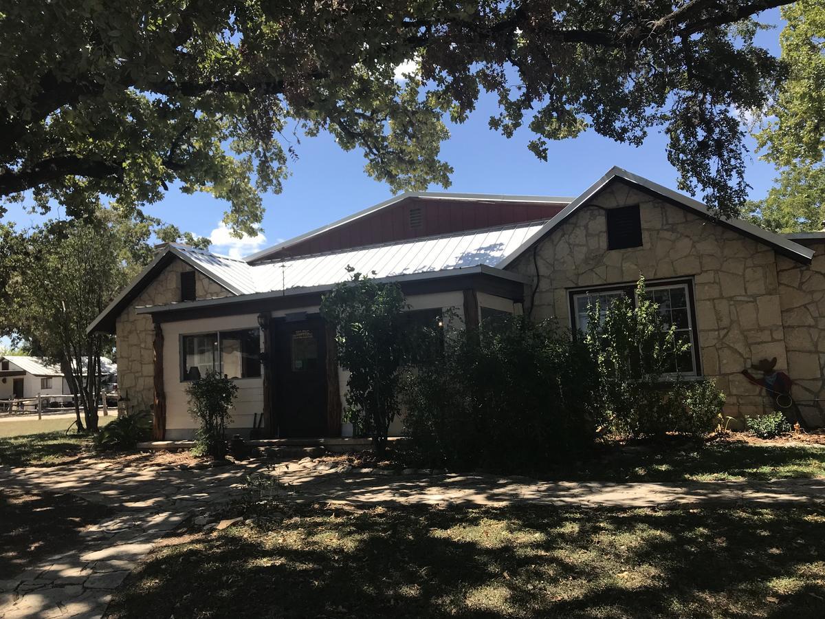 Twin Elm Guest Ranch And 2E Rv Resort Bandera Bagian luar foto