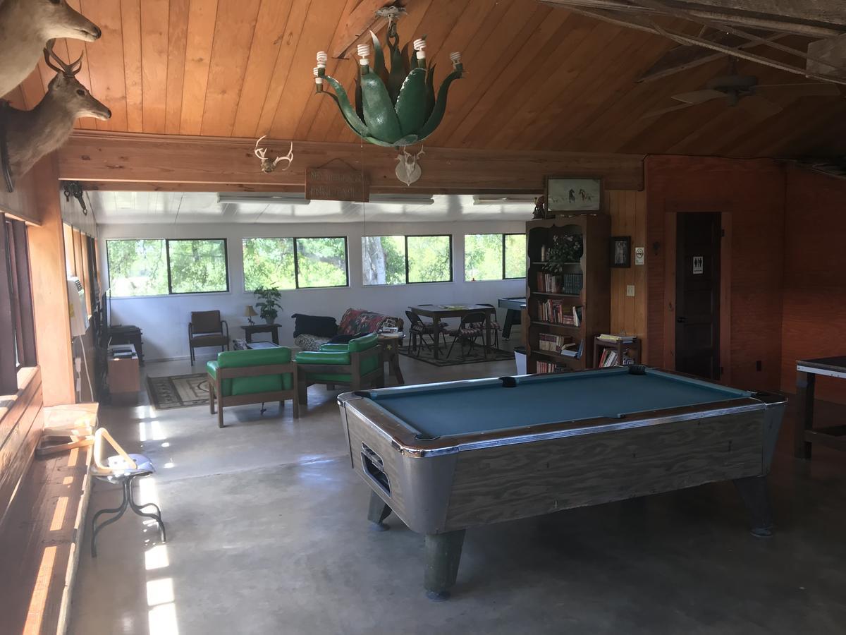 Twin Elm Guest Ranch And 2E Rv Resort Bandera Bagian luar foto