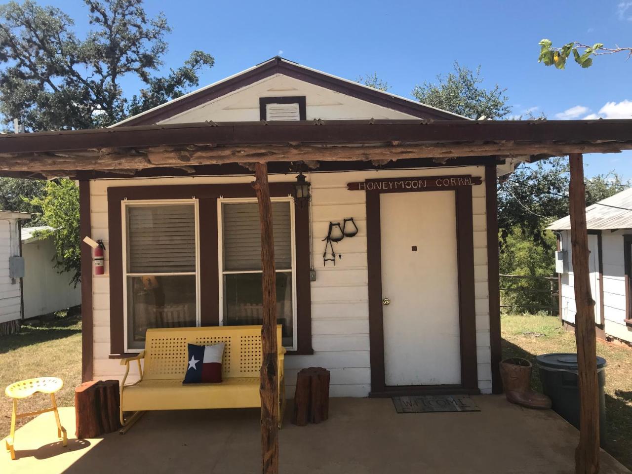 Twin Elm Guest Ranch And 2E Rv Resort Bandera Bagian luar foto