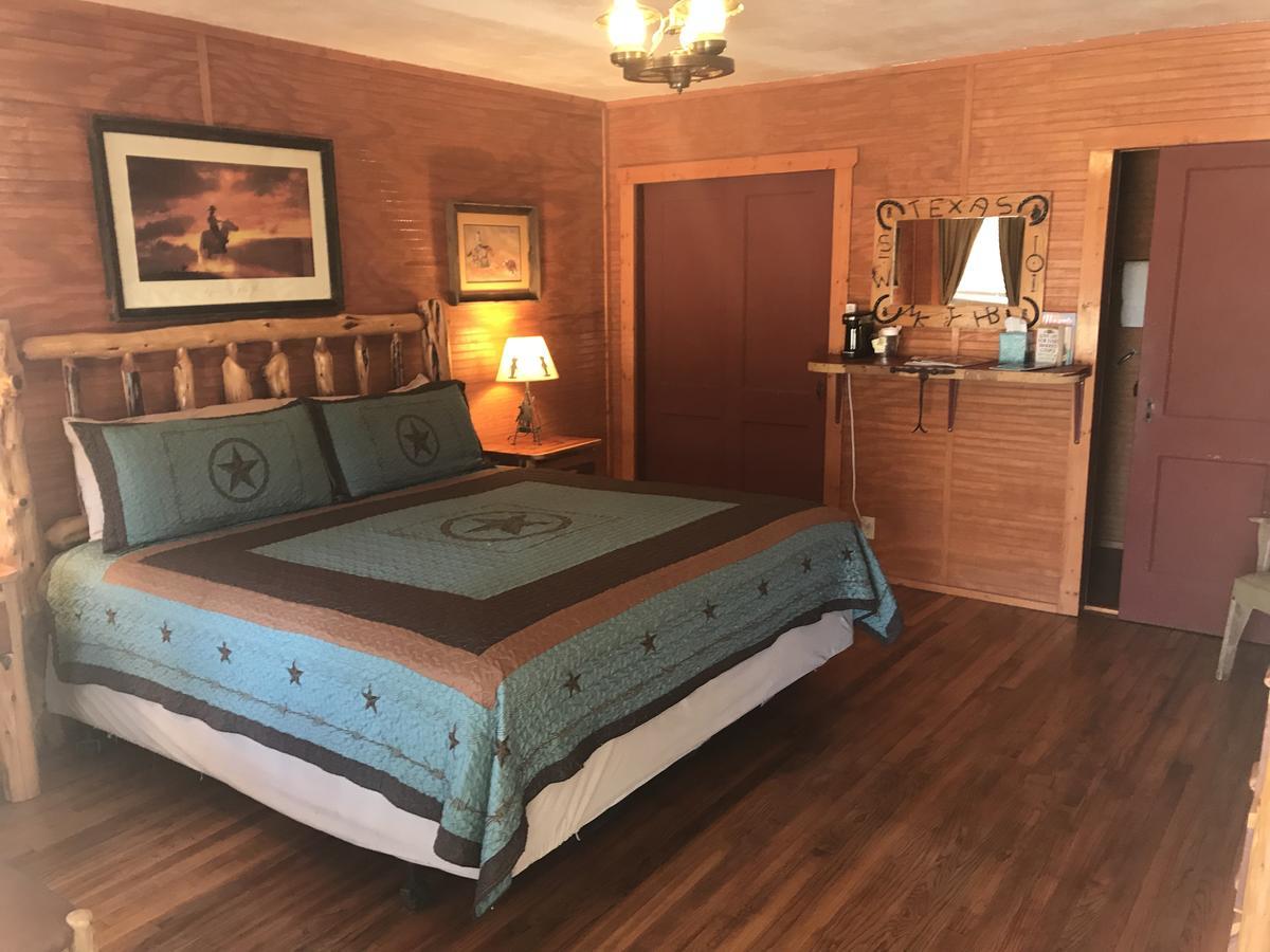 Twin Elm Guest Ranch And 2E Rv Resort Bandera Bagian luar foto