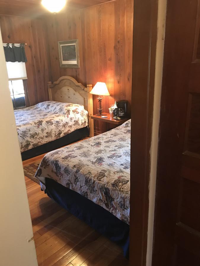 Twin Elm Guest Ranch And 2E Rv Resort Bandera Bagian luar foto