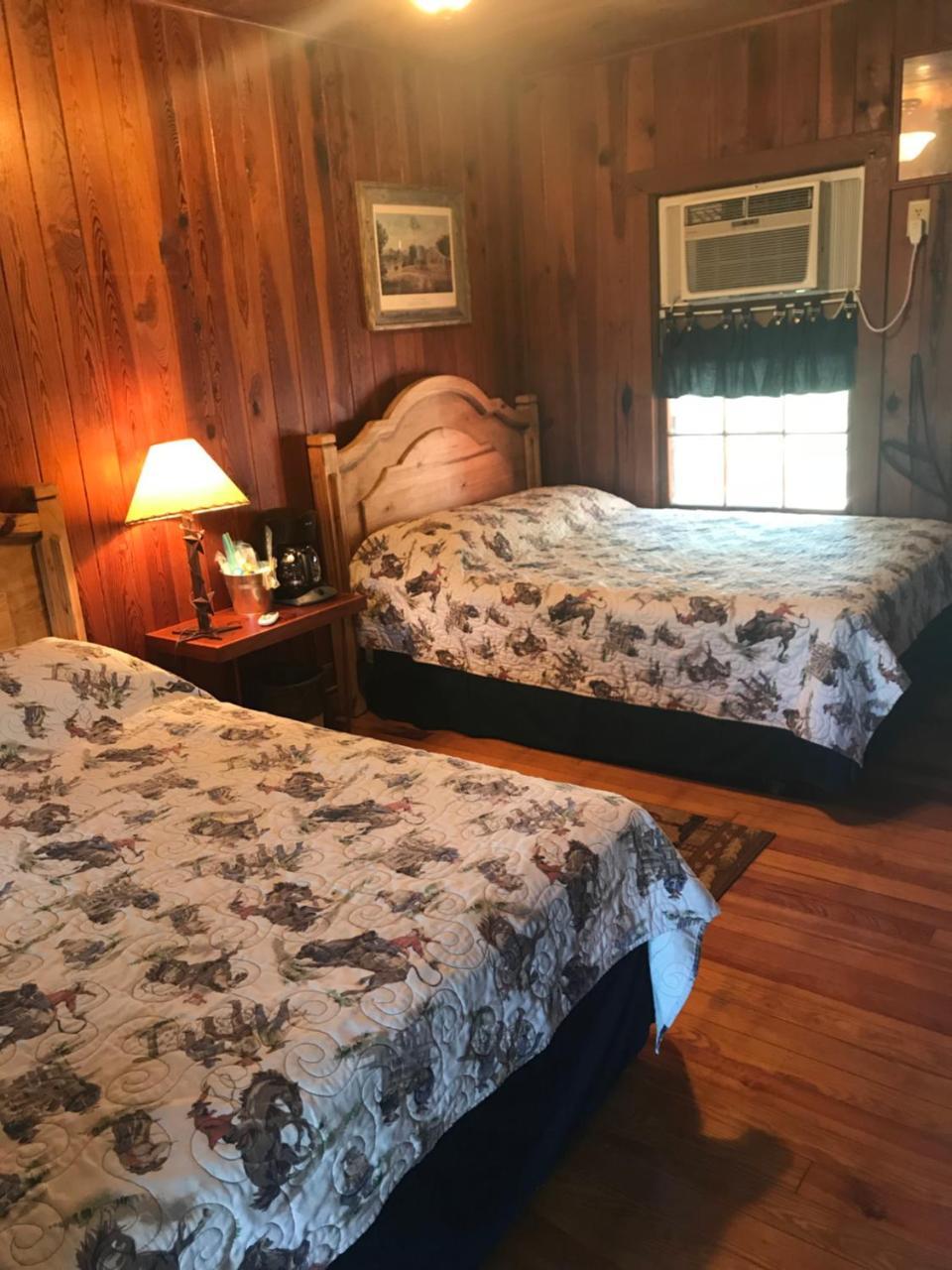 Twin Elm Guest Ranch And 2E Rv Resort Bandera Bagian luar foto