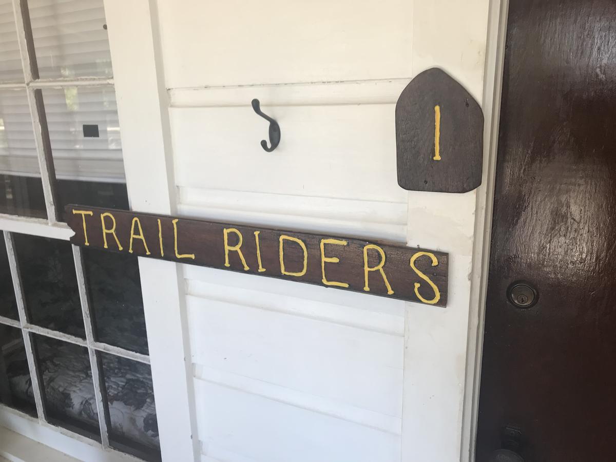 Twin Elm Guest Ranch And 2E Rv Resort Bandera Bagian luar foto