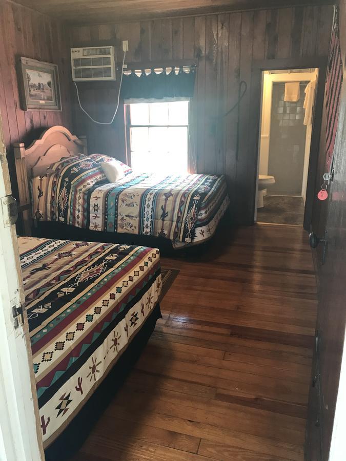 Twin Elm Guest Ranch And 2E Rv Resort Bandera Bagian luar foto