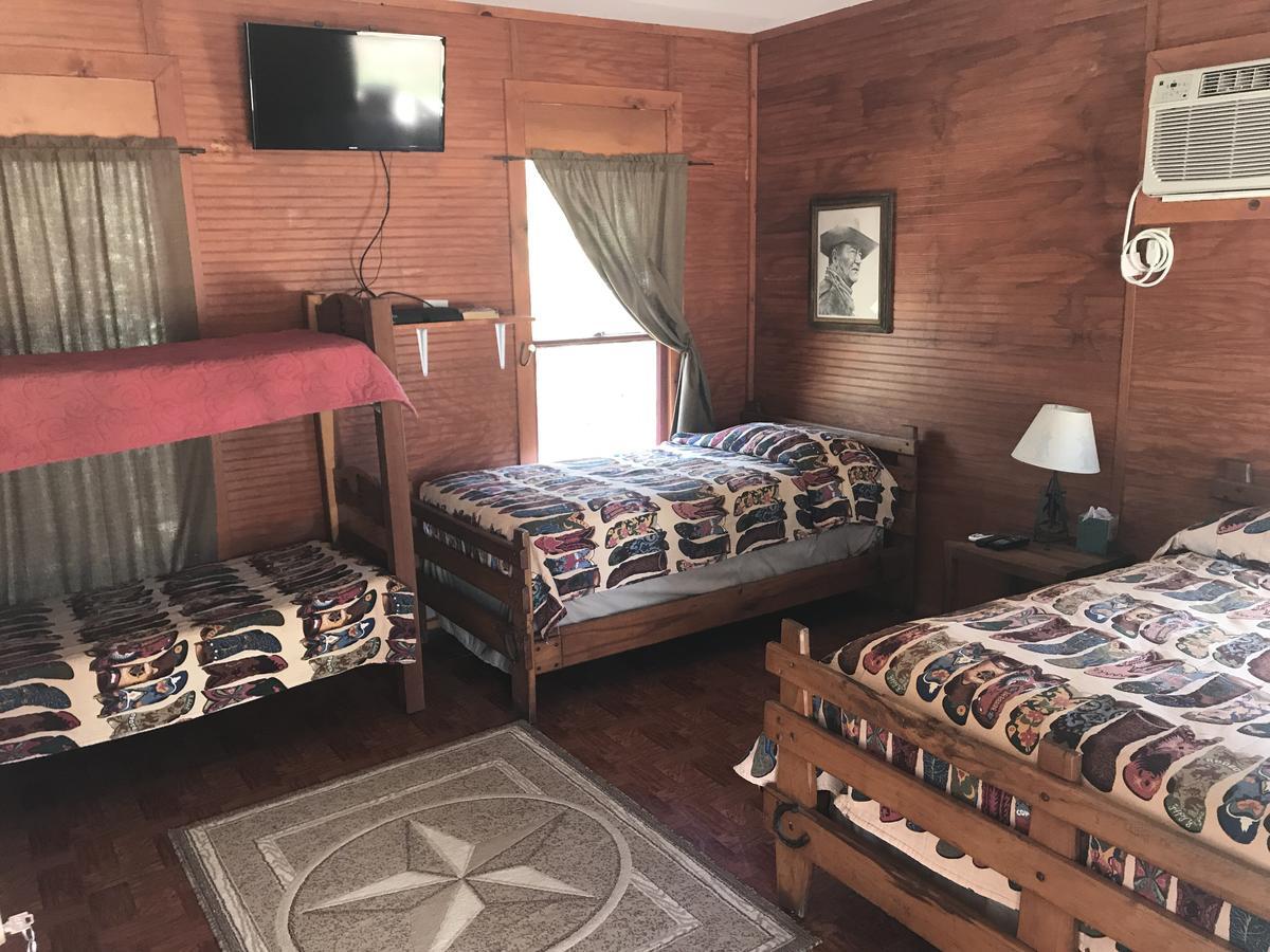 Twin Elm Guest Ranch And 2E Rv Resort Bandera Bagian luar foto